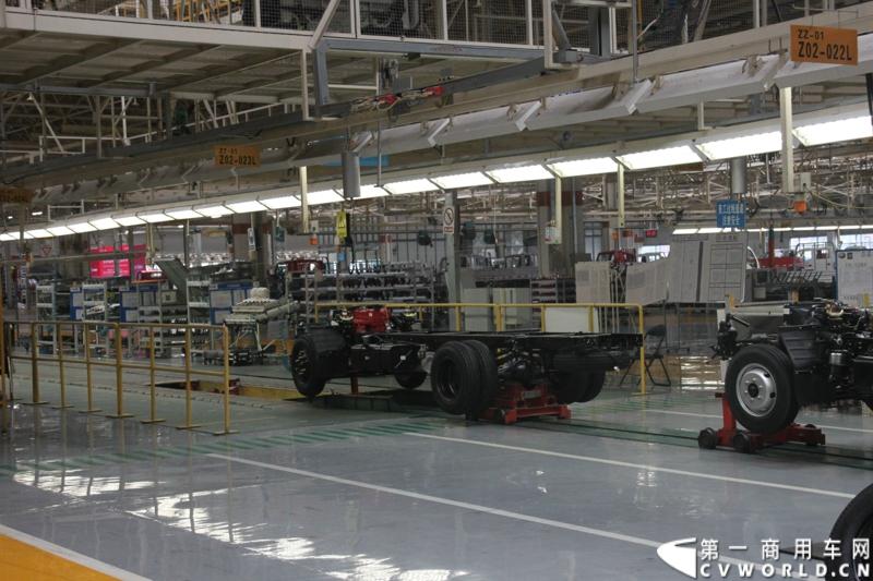 9月3日，在一汽通用汽车哈尔滨工厂，一汽通用第三代解放轻卡高端产品F330迎来了上市前的量产下线。一汽通用执行总裁孟蓝山，执行副总裁姜君以及解放F330的研发者、制造者们一起见证了其量产下线过程。 图为一汽通用哈尔滨工厂生产车间。