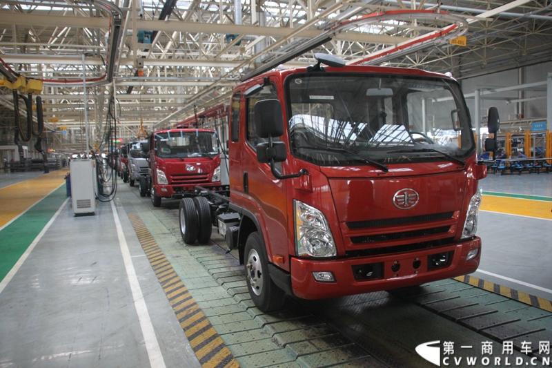 9月3日，在一汽通用汽车哈尔滨工厂，一汽通用第三代解放轻卡高端产品F330迎来了上市前的量产下线。一汽通用执行总裁孟蓝山，执行副总裁姜君以及解放F330的研发者、制造者们一起见证了其量产下线过程。 图为一汽通用哈尔滨工厂生产车间。