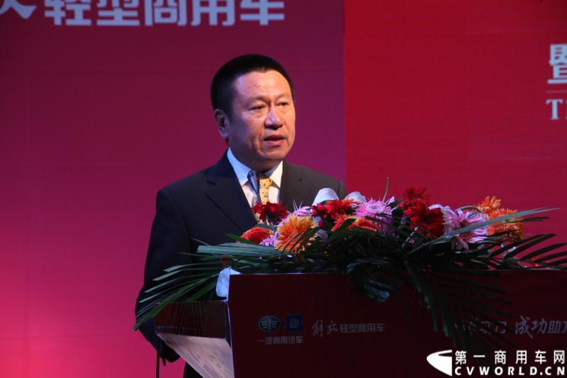 9月3日，在一汽通用汽车哈尔滨工厂，一汽通用第三代解放轻卡高端产品F330迎来了上市前的量产下线。一汽通用执行总裁孟蓝山，执行副总裁姜君以及解放F330的研发者、制造者们一起见证了其量产下线过程。 图为一汽通用执行副总裁姜君.