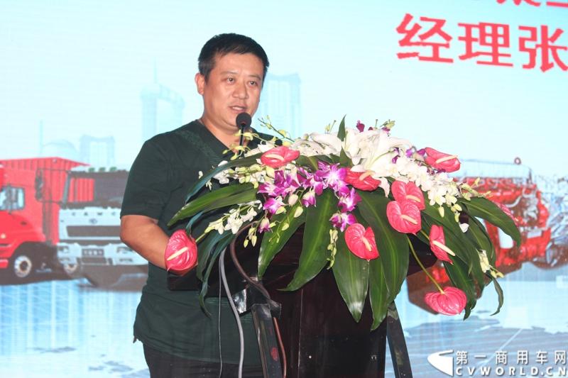 9月5日，华菱星马巡展车队走进杭州，为当地用户带来了今年的市场主推产品，配置汉力动力的各主流车型、单层大梁的轻量化系列车型和天然气系列车型，包括牵引、自卸、混凝土搅拌车和随车吊，覆盖了华菱星凯马、华菱重卡、华菱之星和星马专用车等四大品牌。图为浙江岚盾混凝土工程有限公司经理张赢介绍使用汉马动力的情况.