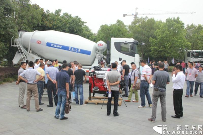 9月5日，华菱星马巡展车队走进杭州，为当地用户带来了今年的市场主推产品，配置汉力动力的各主流车型、单层大梁的轻量化系列车型和天然气系列车型，包括牵引、自卸、混凝土搅拌车和随车吊，覆盖了华菱星凯马、华菱重卡、华菱之星和星马专用车等四大品牌。数百名新老客户来到巡展现场参观了华菱星马带来的新产品。