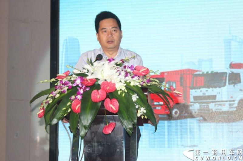 9月5日，华菱星马巡展车队走进杭州，为当地用户带来了今年的市场主推产品，配置汉力动力的各主流车型、单层大梁的轻量化系列车型和天然气系列车型，包括牵引、自卸、混凝土搅拌车和随车吊，覆盖了华菱星凯马、华菱重卡、华菱之星和星马专用车等四大品牌。图为华菱星马董事长刘汉如。