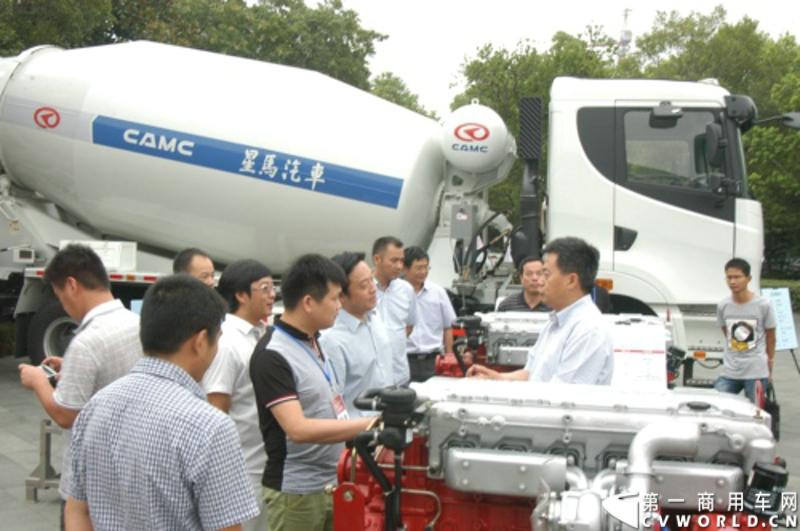 9月5日，华菱星马巡展车队走进杭州，为当地用户带来了今年的市场主推产品，配置汉力动力的各主流车型、单层大梁的轻量化系列车型和天然气系列车型，包括牵引、自卸、混凝土搅拌车和随车吊，覆盖了华菱星凯马、华菱重卡、华菱之星和星马专用车等四大品牌。图为华菱星马董事长刘汉如为用户介绍汉马动力发动机。