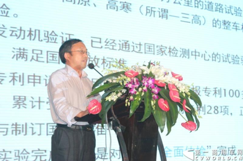 9月5日，华菱星马巡展车队走进杭州，为当地用户带来了今年的市场主推产品，配置汉力动力的各主流车型、单层大梁的轻量化系列车型和天然气系列车型，包括牵引、自卸、混凝土搅拌车和随车吊，覆盖了华菱星凯马、华菱重卡、华菱之星和星马专用车等四大品牌。图为华菱发动机分公司副总经理汪祥支介绍汉马动力。