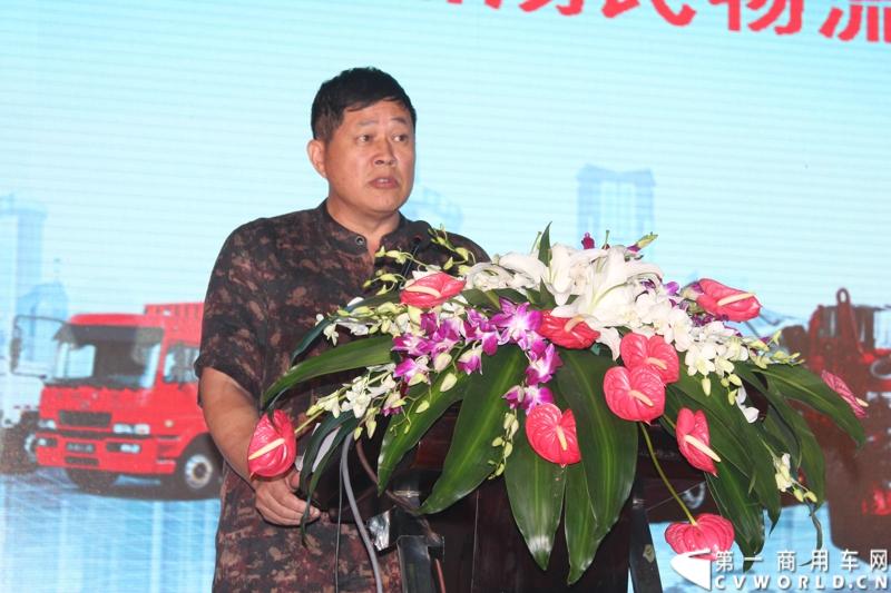 9月5日，华菱星马巡展车队走进杭州，为当地用户带来了今年的市场主推产品，配置汉力动力的各主流车型、单层大梁的轻量化系列车型和天然气系列车型，包括牵引、自卸、混凝土搅拌车和随车吊，覆盖了华菱星凯马、华菱重卡、华菱之星和星马专用车等四大品牌。图为杭州汤氏物流公司董事长汤召录介绍使用华菱天然气车型的情况.