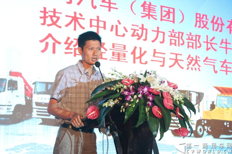 9月5日，华菱星马巡展车队走进杭州，为当地用户带来了今年的市场主推产品，配置汉力动力的各主流车型、单层大梁的轻量化系列车型和天然气系列车型，包括牵引、自卸、混凝土搅拌车和随车吊，覆盖了华菱星凯马、华菱重卡、华菱之星和星马专用车等四大品牌。图为华菱星马技术中心动力部部长牛俊介绍天然气与轻量化产品.