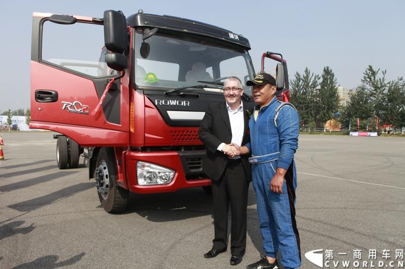 9月11日，福田瑞沃中卡康明斯动力新品上市发布会在北京顺利落幕，福田高层、供应商代表、经销商代表、用户代表共同见证了福田瑞沃康明斯动力新品的首次登场。图为北京福田康明斯发动机有限公司厂长des-conlon与特技车手交流。