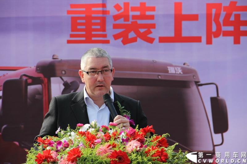 9月11日，福田瑞沃中卡康明斯动力新品上市发布会在北京顺利落幕，福田高层、供应商代表、经销商代表、用户代表共同见证了福田瑞沃康明斯动力新品的首次登场。图为北京福田康明斯发动机有限公司厂长des-conlo致辞。