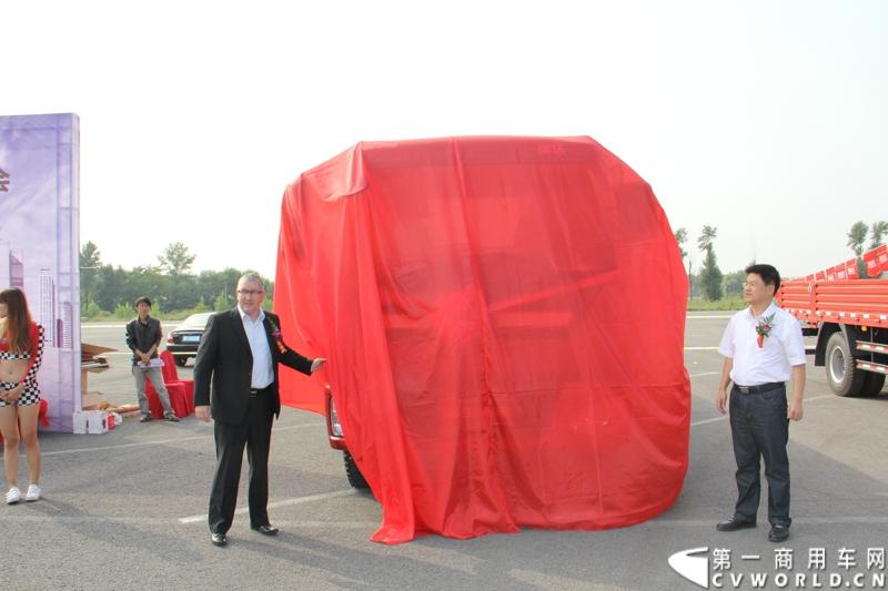 9月11日，福田瑞沃中卡康明斯动力新品上市发布会在北京顺利落幕，福田高层、供应商代表、经销商代表、用户代表共同见证了福田瑞沃康明斯动力新品的首次登场。图为为福田瑞沃重卡康明斯动力新品揭幕 。