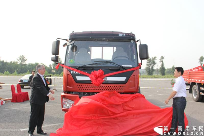 9月11日，福田瑞沃中卡康明斯动力新品上市发布会在北京顺利落幕，福田高层、供应商代表、经销商代表、用户代表共同见证了福田瑞沃康明斯动力新品的首次登场。图为为福田瑞沃重卡康明斯动力新品揭幕 。