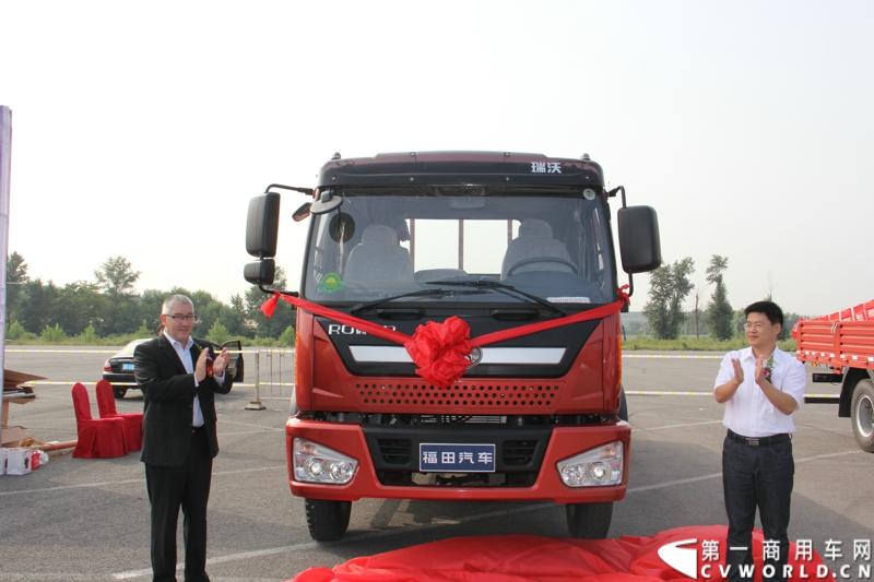 9月11日，福田瑞沃中卡康明斯动力新品上市发布会在北京顺利落幕，福田高层、供应商代表、经销商代表、用户代表共同见证了福田瑞沃康明斯动力新品的首次登场。图为为福田瑞沃重卡康明斯动力新品揭幕 。
