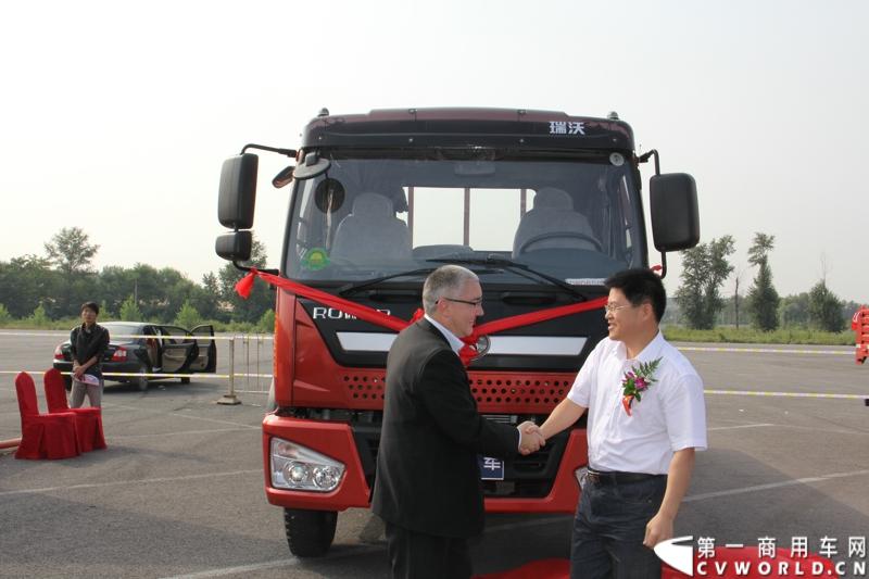 9月11日，福田瑞沃中卡康明斯动力新品上市发布会在北京顺利落幕，福田高层、供应商代表、经销商代表、用户代表共同见证了福田瑞沃康明斯动力新品的首次登场。图为为福田瑞沃重卡康明斯动力新品揭幕 。