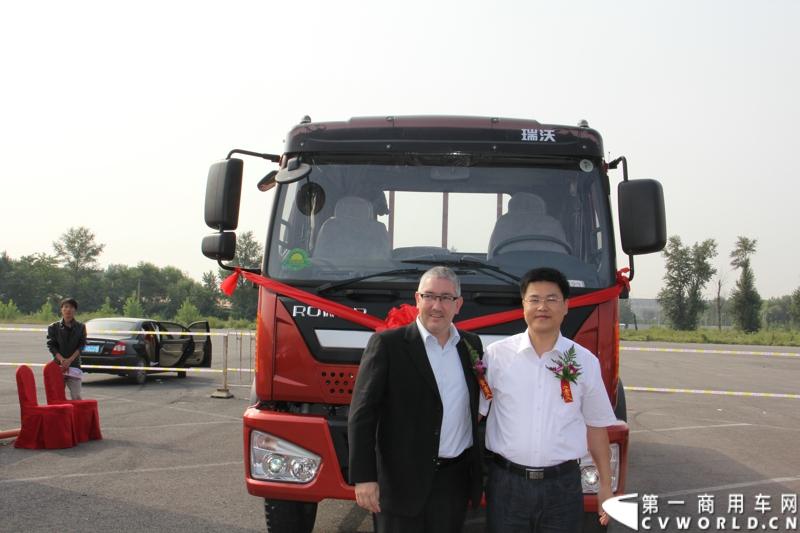 9月11日，福田瑞沃中卡康明斯动力新品上市发布会在北京顺利落幕，福田高层、供应商代表、经销商代表、用户代表共同见证了福田瑞沃康明斯动力新品的首次登场。图为为福田瑞沃重卡康明斯动力新品揭幕 。