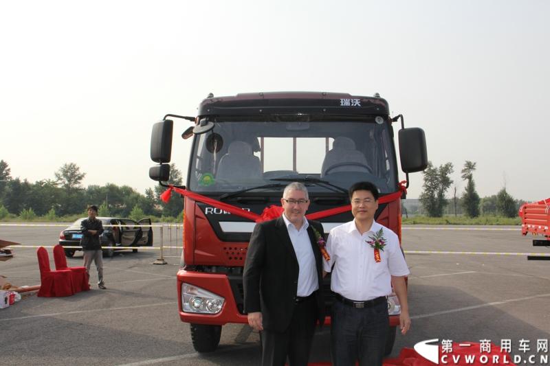 9月11日，福田瑞沃中卡康明斯动力新品上市发布会在北京顺利落幕，福田高层、供应商代表、经销商代表、用户代表共同见证了福田瑞沃康明斯动力新品的首次登场。图为为福田瑞沃重卡康明斯动力新品揭幕 。