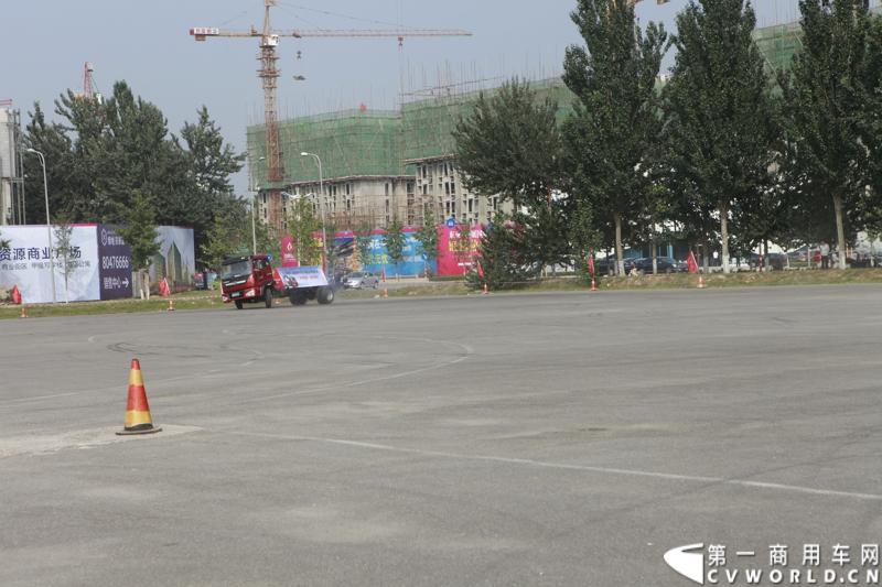 9月11日，福田瑞沃中卡康明斯动力新品上市发布会在北京顺利落幕，福田高层、供应商代表、经销商代表、用户代表共同见证了福田瑞沃康明斯动力新品的首次登场。图为福田瑞沃中卡康明斯动力新品特技表演。