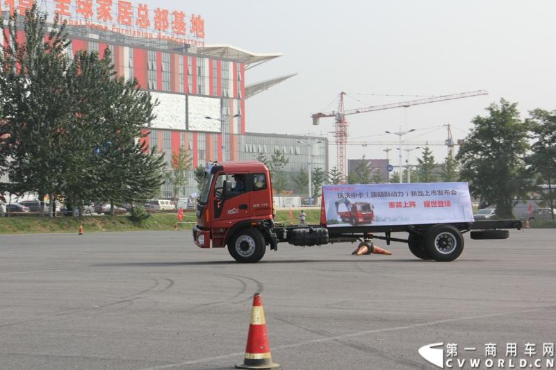 9月11日，福田瑞沃中卡康明斯动力新品上市发布会在北京顺利落幕，福田高层、供应商代表、经销商代表、用户代表共同见证了福田瑞沃康明斯动力新品的首次登场。图为福田瑞沃中卡康明斯动力新品做特技表演。