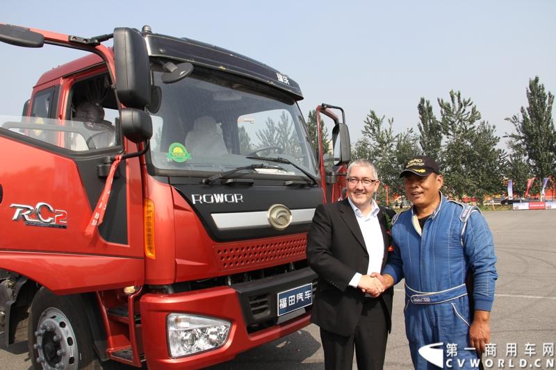 9月11日，福田瑞沃中卡康明斯动力新品上市发布会在北京顺利落幕，福田高层、供应商代表、经销商代表、用户代表共同见证了福田瑞沃康明斯动力新品的首次登场。图为北京福田康明斯发动机有限公司厂长des-conlon与特技车手交流。