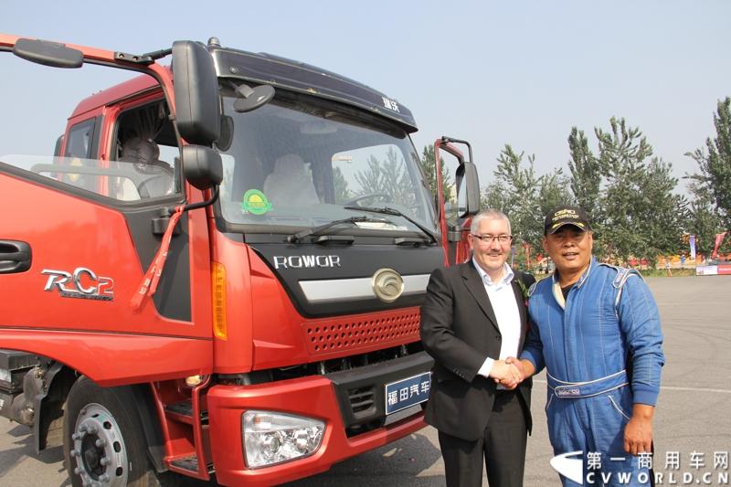 9月11日，福田瑞沃中卡康明斯动力新品上市发布会在北京顺利落幕，福田高层、供应商代表、经销商代表、用户代表共同见证了福田瑞沃康明斯动力新品的首次登场。图为北京福田康明斯发动机有限公司厂长des-conlon与特技车手交流。