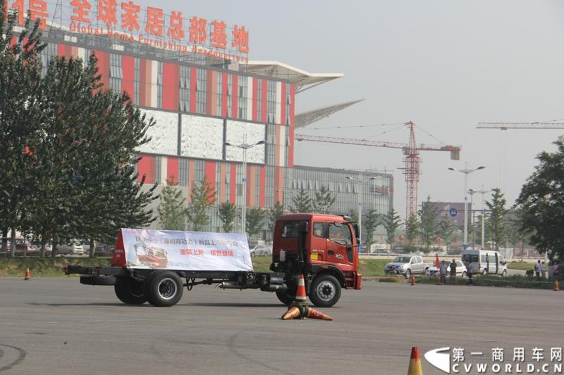 9月11日，福田瑞沃中卡康明斯动力新品上市发布会在北京顺利落幕，福田高层、供应商代表、经销商代表、用户代表共同见证了福田瑞沃康明斯动力新品的首次登场。图为福田瑞沃中卡康明斯动力新品特技表演。