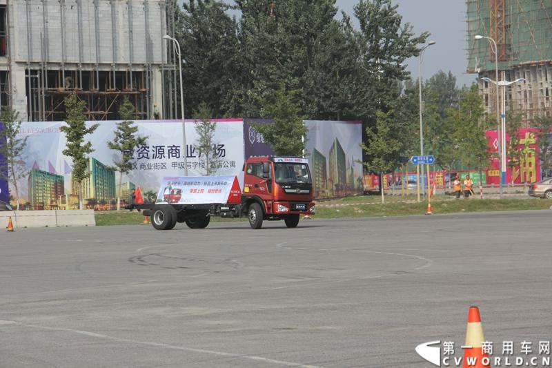 9月11日，福田瑞沃中卡康明斯动力新品上市发布会在北京顺利落幕，福田高层、供应商代表、经销商代表、用户代表共同见证了福田瑞沃康明斯动力新品的首次登场。图为福田瑞沃中卡康明斯动力新品特技表演。