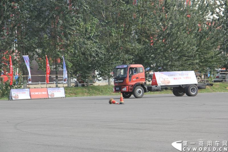 9月11日，福田瑞沃中卡康明斯动力新品上市发布会在北京顺利落幕，福田高层、供应商代表、经销商代表、用户代表共同见证了福田瑞沃康明斯动力新品的首次登场。图为福田瑞沃中卡康明斯动力新品特技表演。