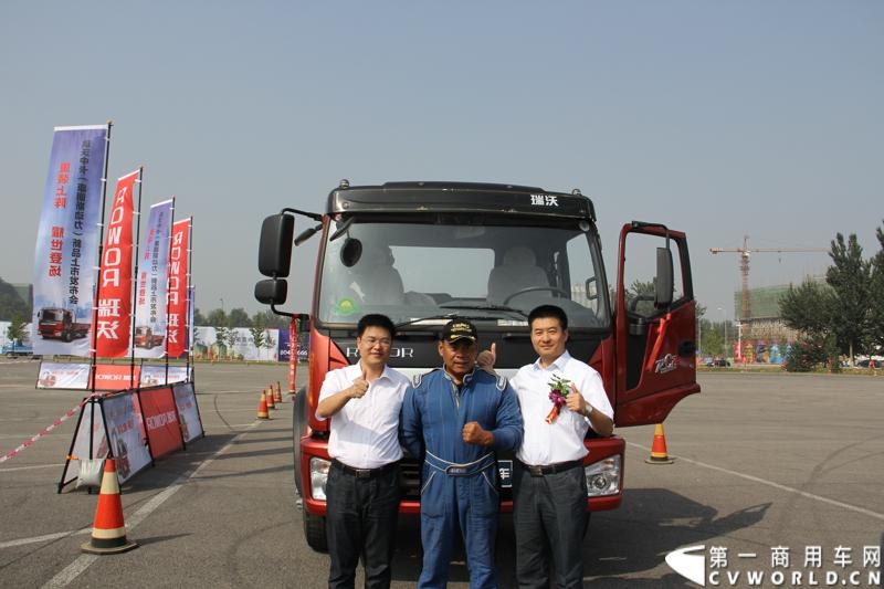 9月11日，福田瑞沃中卡康明斯动力新品上市发布会在北京顺利落幕，福田高层、供应商代表、经销商代表、用户代表共同见证了福田瑞沃康明斯动力新品的首次登场。图为活动嘉宾与特技车手合影留念。