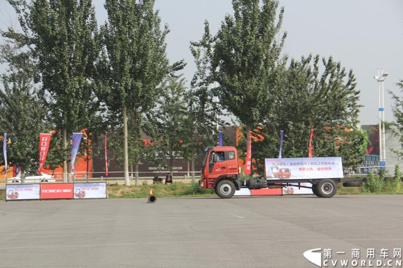 9月11日，福田瑞沃中卡康明斯动力新品上市发布会在北京顺利落幕，福田高层、供应商代表、经销商代表、用户代表共同见证了福田瑞沃康明斯动力新品的首次登场。图为福田瑞沃中卡康明斯动力新品特技表演。