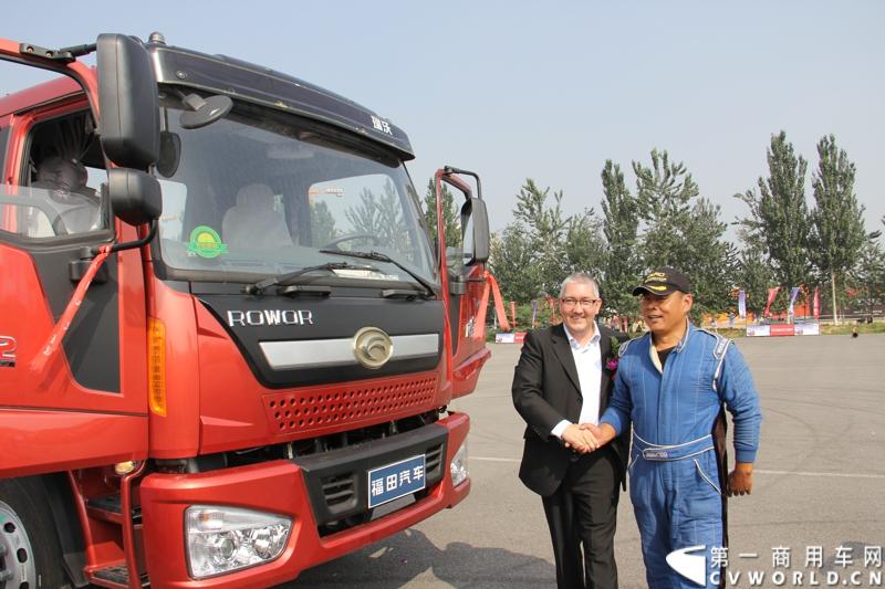 9月11日，福田瑞沃中卡康明斯动力新品上市发布会在北京顺利落幕，福田高层、供应商代表、经销商代表、用户代表共同见证了福田瑞沃康明斯动力新品的首次登场。图为北京福田康明斯发动机有限公司厂长des-conlon与特技车手交流。
