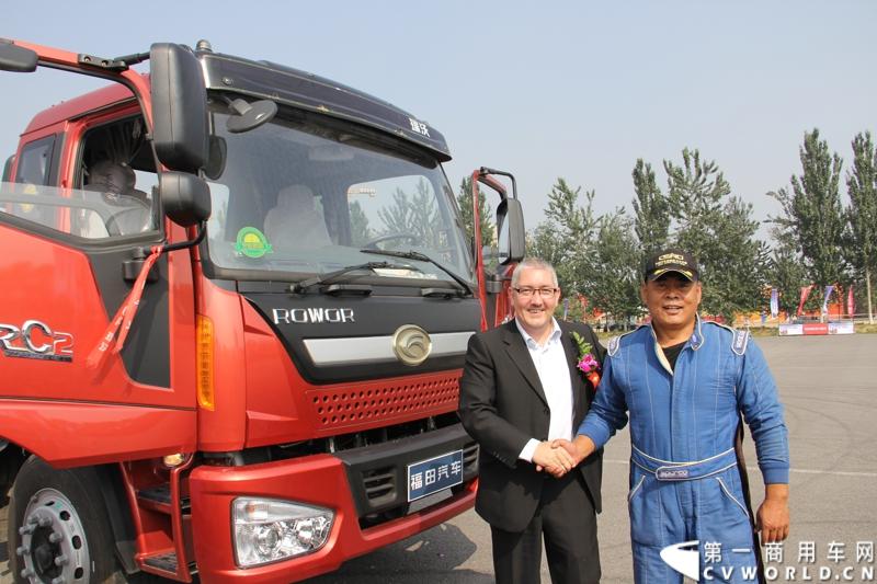 9月11日，福田瑞沃中卡康明斯动力新品上市发布会在北京顺利落幕，福田高层、供应商代表、经销商代表、用户代表共同见证了福田瑞沃康明斯动力新品的首次登场。图为北京福田康明斯发动机有限公司厂长des-conlon与特技车手交流。