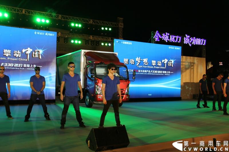 9月16日，中国一汽与美国通用汽车合资后推出的第一款高端轻卡产品解放F330速豹在北京国家体育场上市发布，定位“精益化高效运输平台”。图为新车发布会现场。