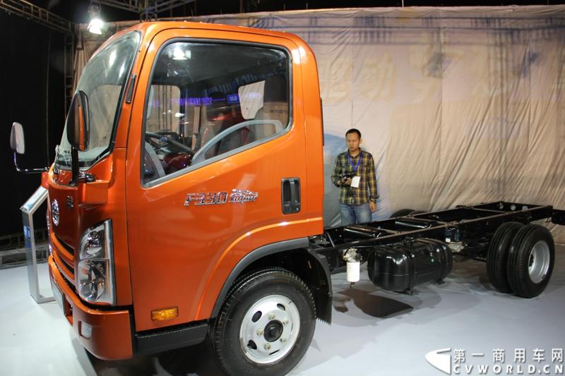 9月16日，中国一汽与美国通用汽车合资后推出的第一款高端轻卡产品解放F330速豹在北京国家体育场上市发布，定位“精益化高效运输平台”。