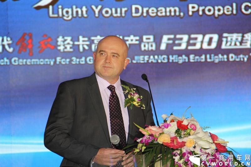 9月16日，中国一汽与美国通用汽车合资后推出的第一款高端轻卡产品解放F330速豹在北京国家体育场上市发布，定位“精益化高效运输平台”。一汽通用汽车副总裁安德鲁致辞。