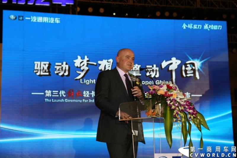 9月16日，一汽通用轻型商用汽车有限公司在北京国家体育场举办了高端轻卡解放F330速豹上市发布会，定位“精益化高效运输平台”的解放F330速豹是中国一汽与美国通用汽车合资后推出的第一款高端轻卡产品。图为一汽通用汽车副总裁安德鲁。