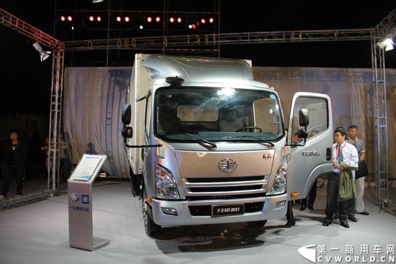 9月16日，一汽通用轻型商用汽车有限公司在北京国家体育场举办了高端轻卡解放F330速豹上市发布会，定位“精益化高效运输平台”的解放F330速豹是中国一汽与美国通用汽车合资后推出的第一款高端轻卡产品。