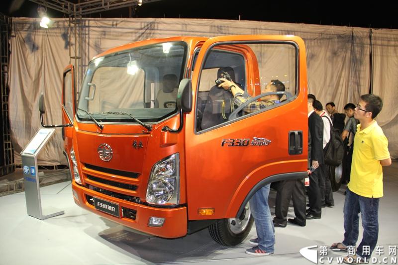 9月16日，一汽通用轻型商用汽车有限公司在北京国家体育场举办了高端轻卡解放F330速豹上市发布会，定位“精益化高效运输平台”的解放F330速豹是中国一汽与美国通用汽车合资后推出的第一款高端轻卡产品。
