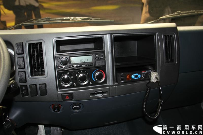 9月16日，一汽通用轻型商用汽车有限公司在北京国家体育场举办了高端轻卡解放F330速豹上市发布会，定位“精益化高效运输平台”的解放F330速豹是中国一汽与美国通用汽车合资后推出的第一款高端轻卡产品。