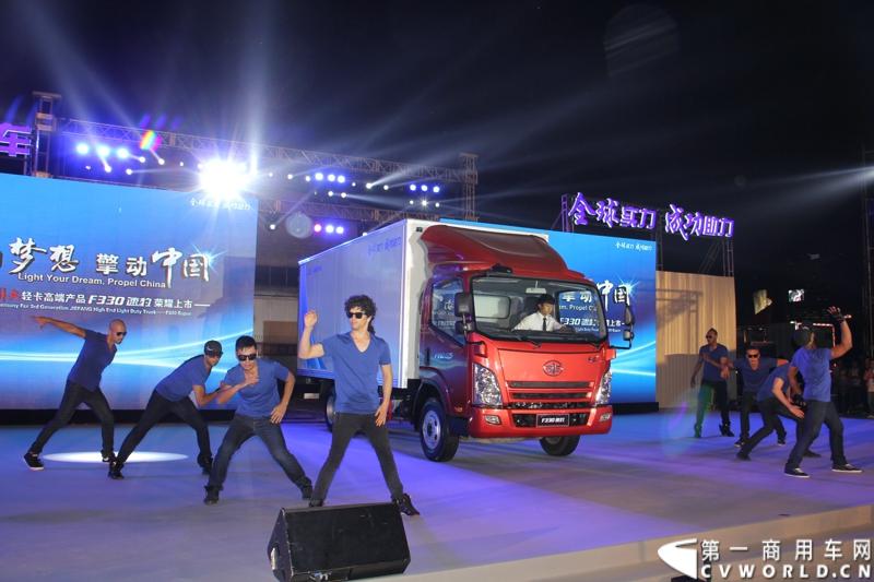 9月16日，一汽通用轻型商用汽车有限公司在北京国家体育场举办了高端轻卡解放F330速豹上市发布会，定位“精益化高效运输平台”的解放F330速豹是中国一汽与美国通用汽车合资后推出的第一款高端轻卡产品。
