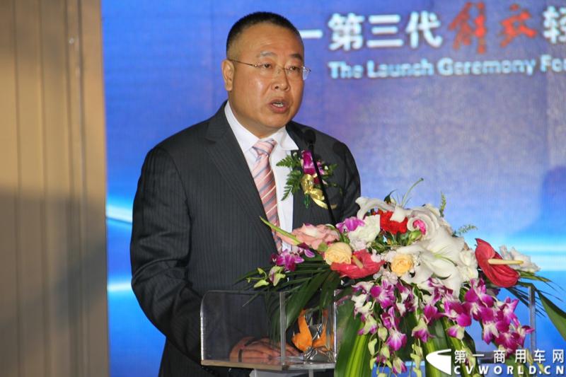 9月16日，一汽通用轻型商用汽车有限公司在北京国家体育场举办了高端轻卡解放F330速豹上市发布会，定位“精益化高效运输平台”的解放F330速豹是中国一汽与美国通用汽车合资后推出的第一款高端轻卡产品。图为一汽通用汽车营销总监 刘振国 讲话。