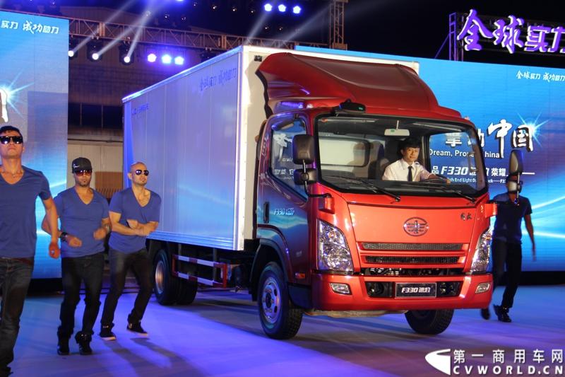 9月16日，一汽通用轻型商用汽车有限公司在北京国家体育场举办了高端轻卡解放F330速豹上市发布会，定位“精益化高效运输平台”的解放F330速豹是中国一汽与美国通用汽车合资后推出的第一款高端轻卡产品。图为新车发布会现场。
