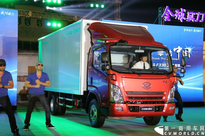 9月16日，一汽通用轻型商用汽车有限公司在北京国家体育场举办了高端轻卡解放F330速豹上市发布会，定位“精益化高效运输平台”的解放F330速豹是中国一汽与美国通用汽车合资后推出的第一款高端轻卡产品。图为新车发布会现场。