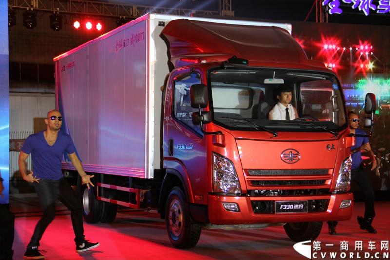 9月16日，一汽通用轻型商用汽车有限公司在北京国家体育场举办了高端轻卡解放F330速豹上市发布会，定位“精益化高效运输平台”的解放F330速豹是中国一汽与美国通用汽车合资后推出的第一款高端轻卡产品。图为新车发布会现场。