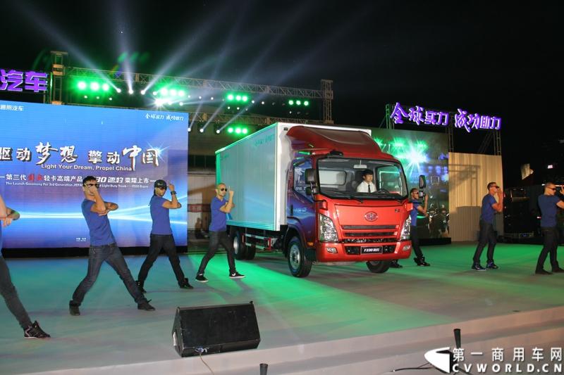 9月16日，一汽通用轻型商用汽车有限公司在北京国家体育场举办了高端轻卡解放F330速豹上市发布会，定位“精益化高效运输平台”的解放F330速豹是中国一汽与美国通用汽车合资后推出的第一款高端轻卡产品。图为新车发布会现场。