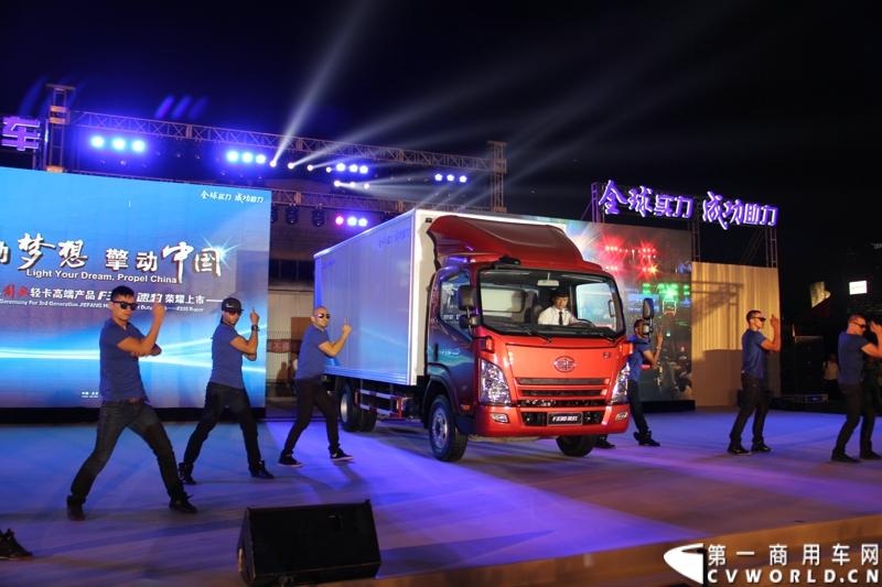 9月16日，一汽通用轻型商用汽车有限公司在北京国家体育场举办了高端轻卡解放F330速豹上市发布会，定位“精益化高效运输平台”的解放F330速豹是中国一汽与美国通用汽车合资后推出的第一款高端轻卡产品。图为新车发布会现场。