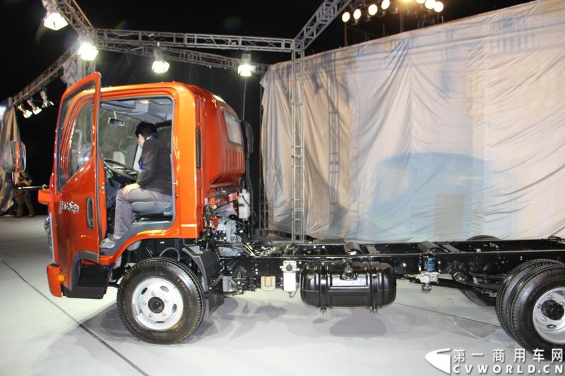 9月16日，一汽通用轻型商用汽车有限公司在北京国家体育场举办了高端轻卡解放F330速豹上市发布会，定位“精益化高效运输平台”的解放F330速豹是中国一汽与美国通用汽车合资后推出的第一款高端轻卡产品。