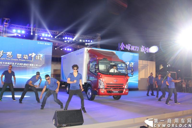 9月16日，一汽通用轻型商用汽车有限公司在北京国家体育场举办了高端轻卡解放F330速豹上市发布会，定位“精益化高效运输平台”的解放F330速豹是中国一汽与美国通用汽车合资后推出的第一款高端轻卡产品。图为新车发布会现场。