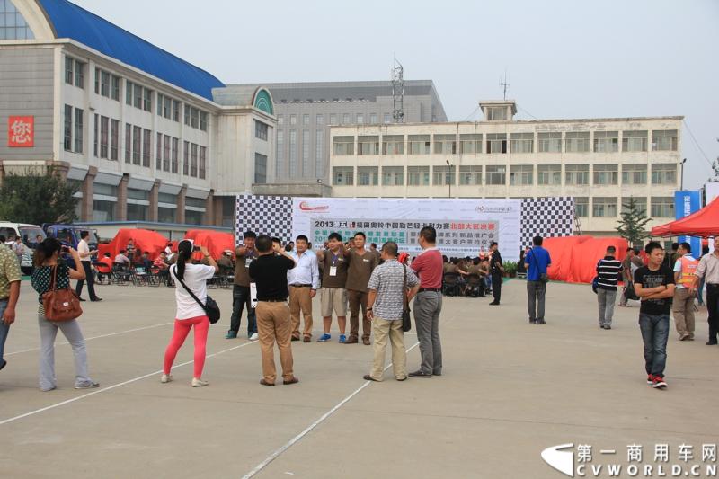 9月15日，2013（第五届）福田奥铃中国勒芒轻卡耐力赛北部大区决赛在济南正式开赛，本站活动延续了东南、中西部大区的创新赛制，以大型物流公司为单位组队参赛，进一步扩大赛事影响力。图为参赛选手合影留念。