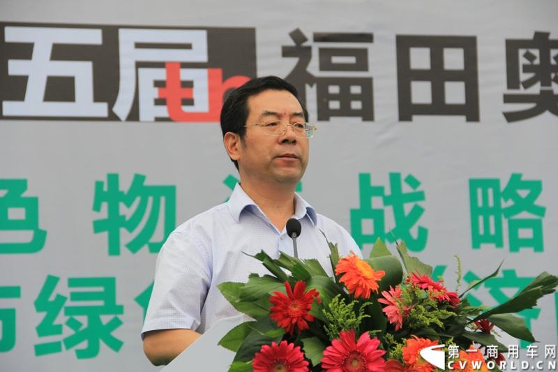 9月15日，2013（第五届）福田奥铃中国勒芒轻卡耐力赛北部大区决赛在济南正式开赛，本站活动延续了东南、中西部大区的创新赛制，以大型物流公司为单位组队参赛，进一步扩大赛事影响力。图为福田汽车集团奥铃事业本部副本部长、营销公司经理何增礼讲话。