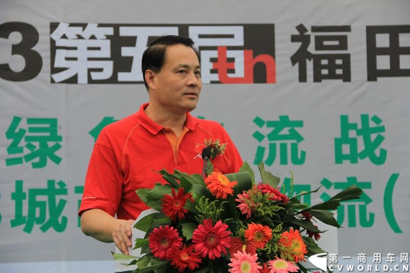 9月15日，2013（第五届）福田奥铃中国勒芒轻卡耐力赛北部大区决赛在济南正式开赛，本站活动延续了东南、中西部大区的创新赛制，以大型物流公司为单位组队参赛，进一步扩大赛事影响力。图为江苏省汽车摩托车运动联合会副主席、秘书长郝星辰发言.