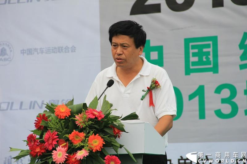 9月15日，2013（第五届）福田奥铃中国勒芒轻卡耐力赛北部大区决赛在济南正式开赛，本站活动延续了东南、中西部大区的创新赛制，以大型物流公司为单位组队参赛，进一步扩大赛事影响力。图为国家体育总局汽车摩托车运动管理中心二部主任、中国汽车运动联合会副秘书长羡桐春.