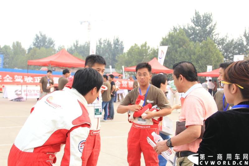 9月15日，2013（第五届）福田奥铃中国勒芒轻卡耐力赛北部大区决赛在济南正式开赛，本站活动延续了东南、中西部大区的创新赛制，以大型物流公司为单位组队参赛，进一步扩大赛事影响力。图为教练与参赛选手.